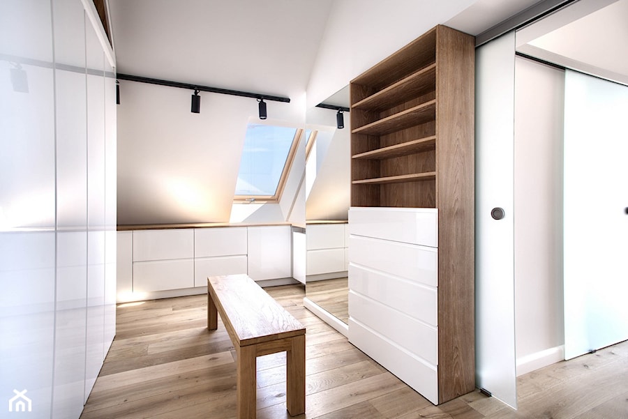Apartament 140 - Średnia zamknięta garderoba przy sypialni z oknem, styl minimalistyczny - zdjęcie od emDesign home & decoration