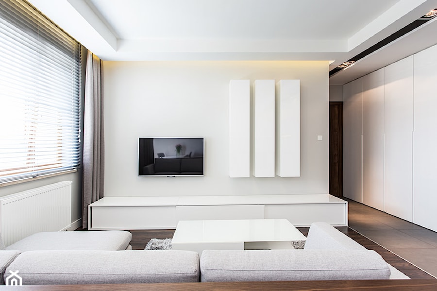 apartament 55 - Mały średni beżowy biały salon, styl minimalistyczny - zdjęcie od emDesign home & decoration