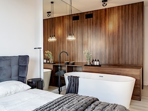 Orzech amerykański - Duża biała sypialnia z łazienką, styl minimalistyczny - zdjęcie od emDesign home & decoration