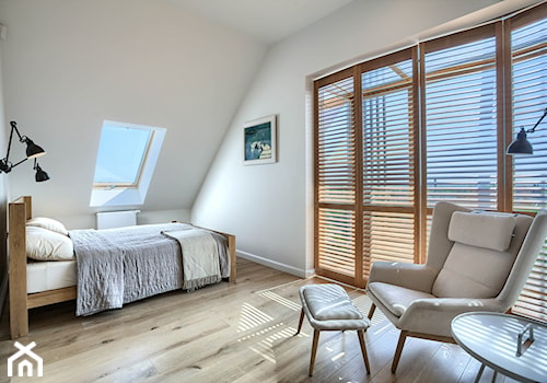 Apartament 140 - Średnia biała sypialnia na poddaszu z balkonem / tarasem, styl minimalistyczny - zdjęcie od emDesign home & decoration