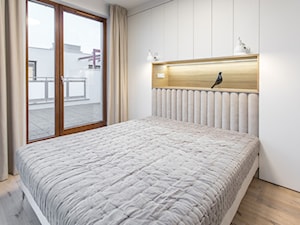Carrara - Mała biała sypialnia z balkonem / tarasem, styl minimalistyczny - zdjęcie od emDesign home & decoration