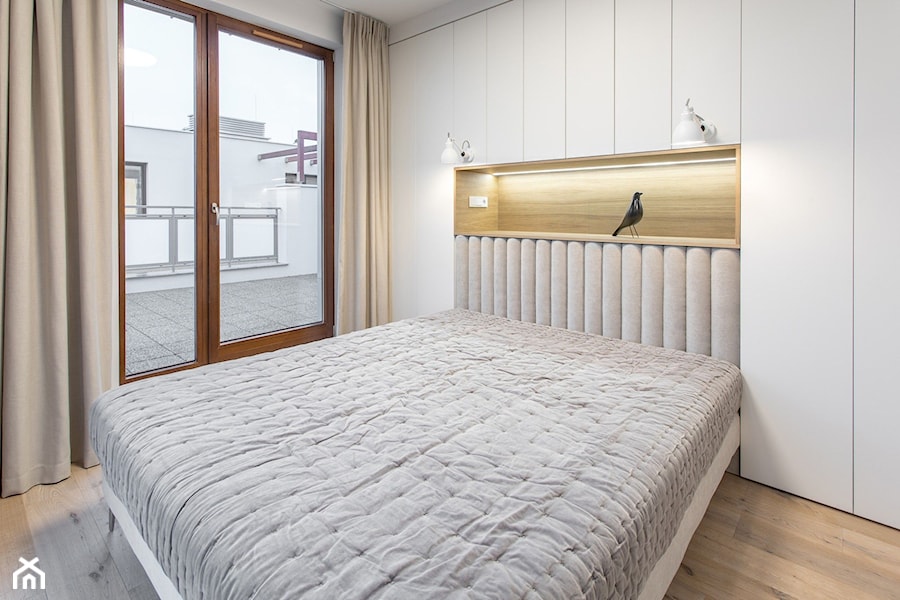 Carrara - Mała biała sypialnia z balkonem / tarasem, styl minimalistyczny - zdjęcie od emDesign home & decoration