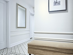 Apartment for rent - Średni biały hol / przedpokój, styl tradycyjny - zdjęcie od emDesign home & decoration