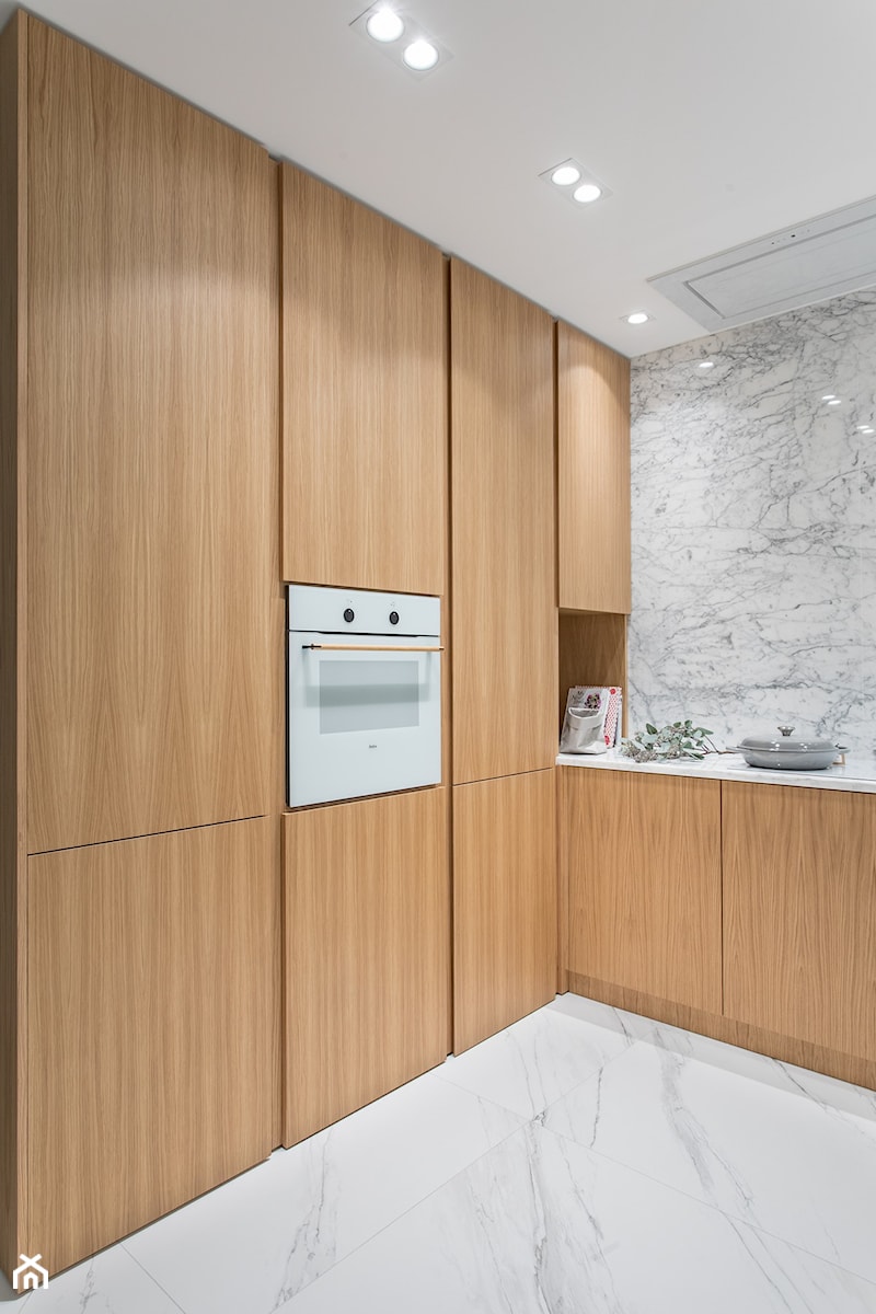 Carrara - Średnia otwarta z zabudowaną lodówką kuchnia w kształcie litery l z marmurem nad blatem kuchennym z marmurową podłogą, styl minimalistyczny - zdjęcie od emDesign home & decoration