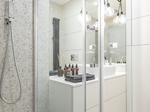 Orzech amerykański - Mała bez okna z lustrem z marmurową podłogą z punktowym oświetleniem łazienka, styl minimalistyczny - zdjęcie od emDesign home & decoration