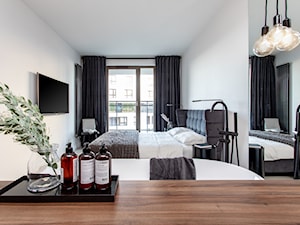 Orzech amerykański - Średnia biała sypialnia z łazienką z balkonem / tarasem, styl minimalistyczny - zdjęcie od emDesign home & decoration