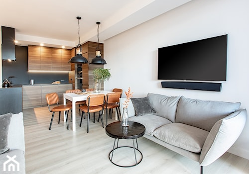 Orzech amerykański - Mały szary salon z kuchnią z jadalnią, styl minimalistyczny - zdjęcie od emDesign home & decoration