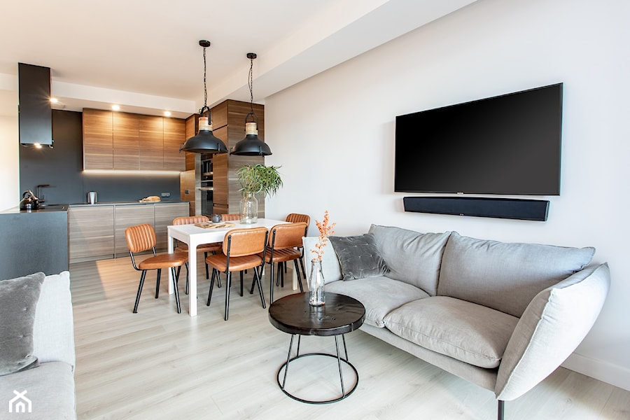 Orzech amerykański - Mały szary salon z kuchnią z jadalnią, styl minimalistyczny - zdjęcie od emDesign home & decoration