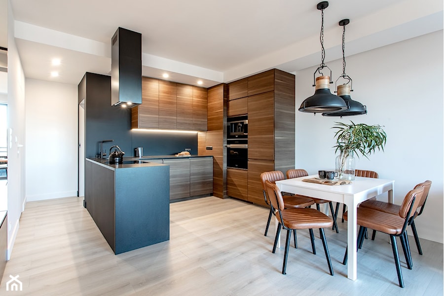 Orzech amerykański - Średnia otwarta z salonem biała czarna z zabudowaną lodówką kuchnia w kształcie litery u, styl minimalistyczny - zdjęcie od emDesign home & decoration