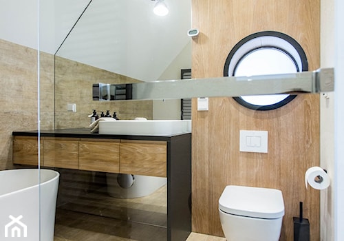 Apartament 140 - Mała na poddaszu bez okna z lustrem łazienka, styl minimalistyczny - zdjęcie od emDesign home & decoration
