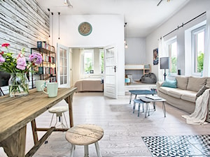 apartament 60 - Duży biały szary salon z jadalnią z bibiloteczką, styl skandynawski - zdjęcie od emDesign home & decoration