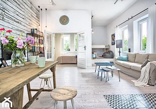 apartament 60 - Duży biały szary salon z jadalnią z bibiloteczką, styl skandynawski - zdjęcie od emDesign home & decoration