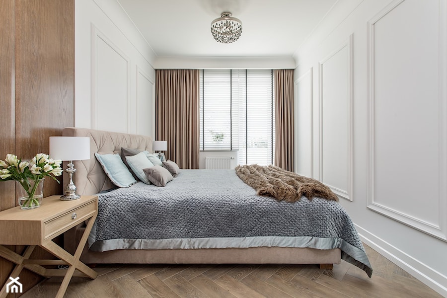 Aviator - Średnia biała z panelami tapicerowanymi sypialnia, styl glamour - zdjęcie od emDesign home & decoration