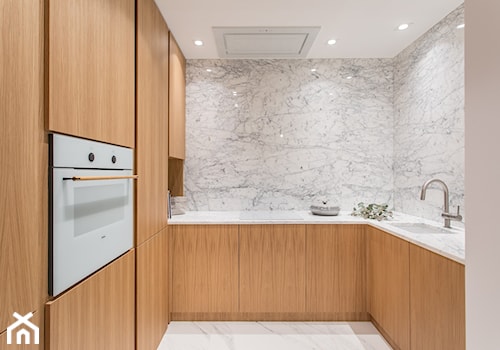 Carrara - Średnia zamknięta z zabudowaną lodówką z podblatowym zlewozmywakiem kuchnia w kształcie litery u z marmurem nad blatem kuchennym z marmurową podłogą, styl minimalistyczny - zdjęcie od emDesign home & decoration