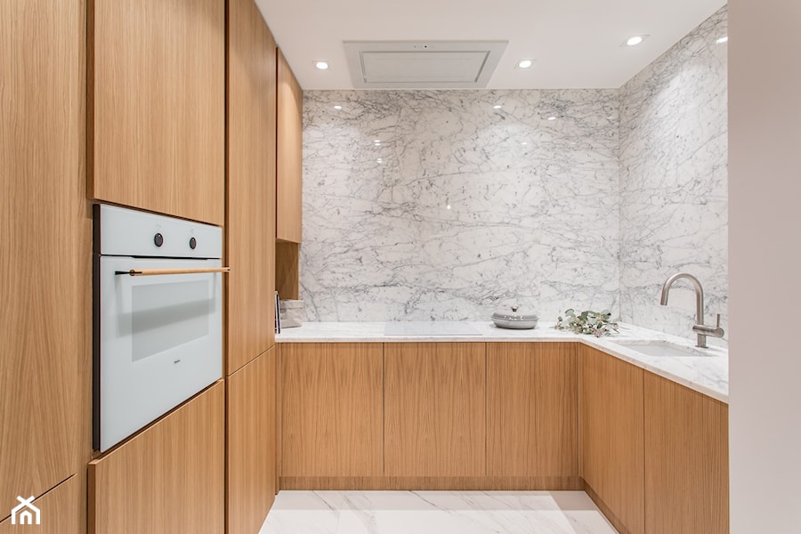 Carrara - Średnia zamknięta z zabudowaną lodówką z podblatowym zlewozmywakiem kuchnia w kształcie litery u z marmurem nad blatem kuchennym z marmurową podłogą, styl minimalistyczny - zdjęcie od emDesign home & decoration