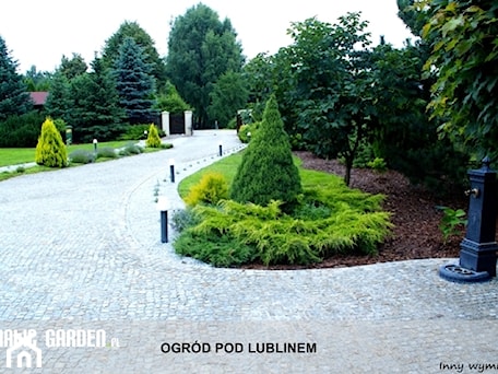 Aranżacje wnętrz - Ogród: Ogród pod Lublinem - Duży z kamienną nawierzchnią ogród przed domem - Lunatic Garden. Przeglądaj, dodawaj i zapisuj najlepsze zdjęcia, pomysły i inspiracje designerskie. W bazie mamy już prawie milion fotografii!