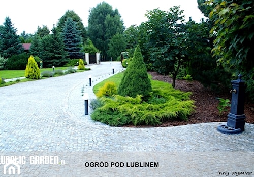 Ogród pod Lublinem - Duży z kamienną nawierzchnią ogród przed domem - zdjęcie od Lunatic Garden