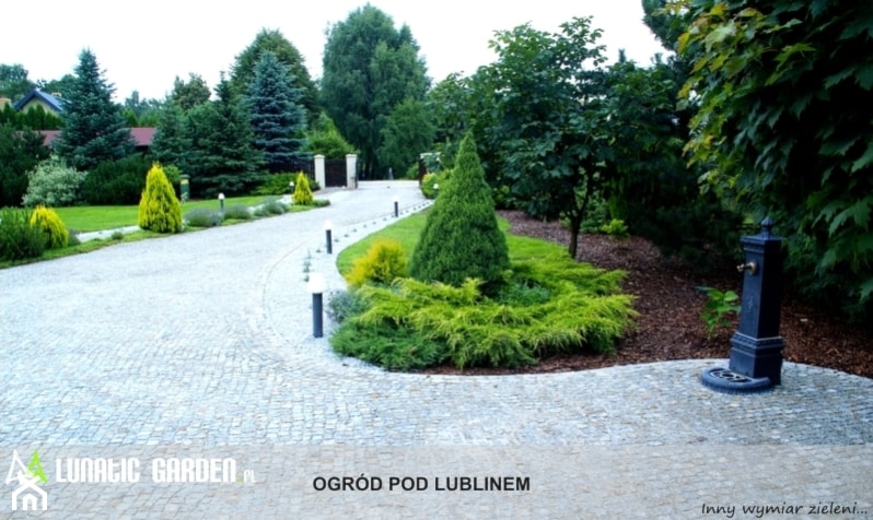 Ogród pod Lublinem - Duży z kamienną nawierzchnią ogród przed domem - zdjęcie od Lunatic Garden