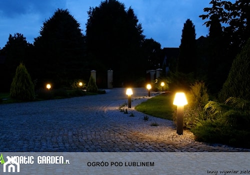 Ogród pod Lublinem - Średni z kamienną nawierzchnią z lampami stojącymi ogród przed domem - zdjęcie od Lunatic Garden