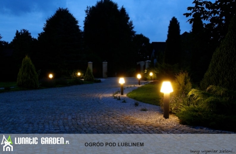 Ogród pod Lublinem - Średni z kamienną nawierzchnią z lampami stojącymi ogród przed domem - zdjęcie od Lunatic Garden