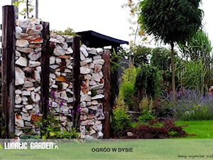 Ogród z pionowym skalniakiem - Średni ogród za domem - zdjęcie od Lunatic Garden