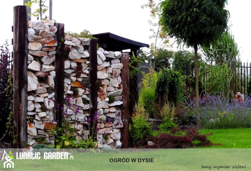 Ogród z pionowym skalniakiem - Średni ogród za domem - zdjęcie od Lunatic Garden - Homebook