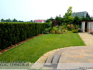 Ogród - Średni z nawierzchnią pokrytą kostką brukową ogród za domem - zdjęcie od Lunatic Garden