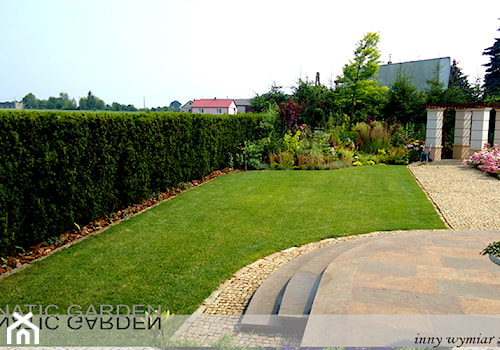 Ogród - Średni z nawierzchnią pokrytą kostką brukową ogród za domem - zdjęcie od Lunatic Garden