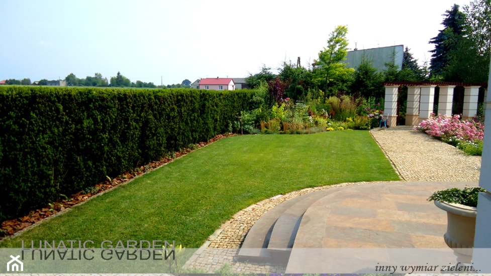 Ogród - Średni z nawierzchnią pokrytą kostką brukową ogród za domem - zdjęcie od Lunatic Garden - Homebook