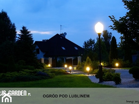 Aranżacje wnętrz - Ogród: Ogród pod Lublinem - Duży z nawierzchnią pokrytą kostką brukową z lampami stojącymi ogród przed domem - Lunatic Garden. Przeglądaj, dodawaj i zapisuj najlepsze zdjęcia, pomysły i inspiracje designerskie. W bazie mamy już prawie milion fotografii!