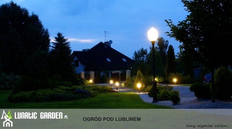 Ogród pod Lublinem - Duży z nawierzchnią pokrytą kostką brukową z lampami stojącymi ogród przed domem - zdjęcie od Lunatic Garden