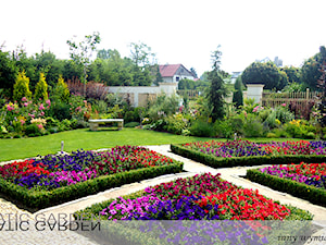 Ogród - Duży z nawierzchnią pokrytą kostką brukową ogród za domem - zdjęcie od Lunatic Garden