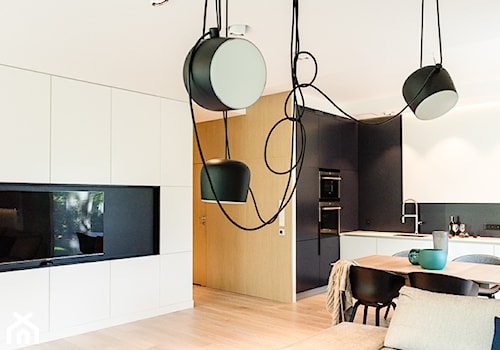 mieszkanie prywatne 4 pokoje - Nowe Orłowo - Gdynia - KONKURS WNĘTRZE MIASTA - Średni biały czarny salon z kuchnią z jadalnią, styl minimalistyczny - zdjęcie od Anna Maria Sokołowska Architektura Wnętrz (dawniej Pracownia Projektowa Dragon Art )