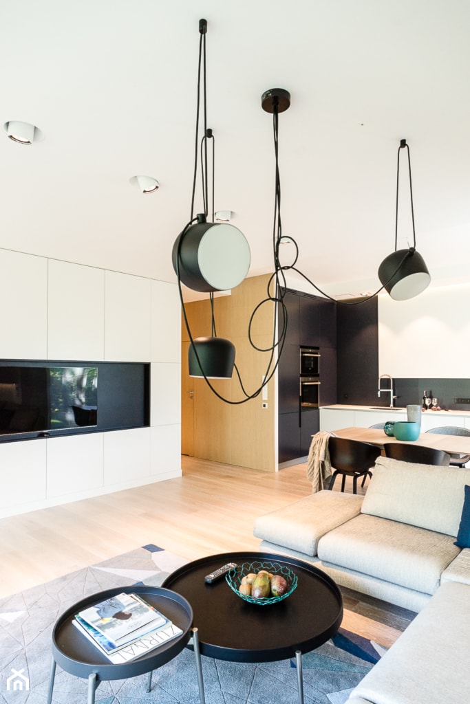 mieszkanie prywatne 4 pokoje - Nowe Orłowo - Gdynia - KONKURS WNĘTRZE MIASTA - Średni biały czarny salon z kuchnią z jadalnią, styl minimalistyczny - zdjęcie od Anna Maria Sokołowska Architektura Wnętrz (dawniej Pracownia Projektowa Dragon Art )