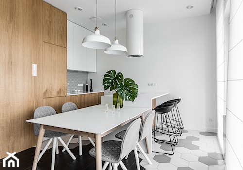 Nowe Orłowo 7 - Mała beżowa biała jadalnia w kuchni, styl nowoczesny - zdjęcie od Anna Maria Sokołowska Architektura Wnętrz (dawniej Pracownia Projektowa Dragon Art )
