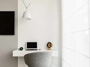 mieszkanie prywatne 4 pokoje - Nowe Orłowo - Gdynia - KONKURS WNĘTRZE MIASTA - Średnia biała z biurkiem sypialnia, styl minimalistyczny - zdjęcie od Anna Maria Sokołowska Architektura Wnętrz (dawniej Pracownia Projektowa Dragon Art )