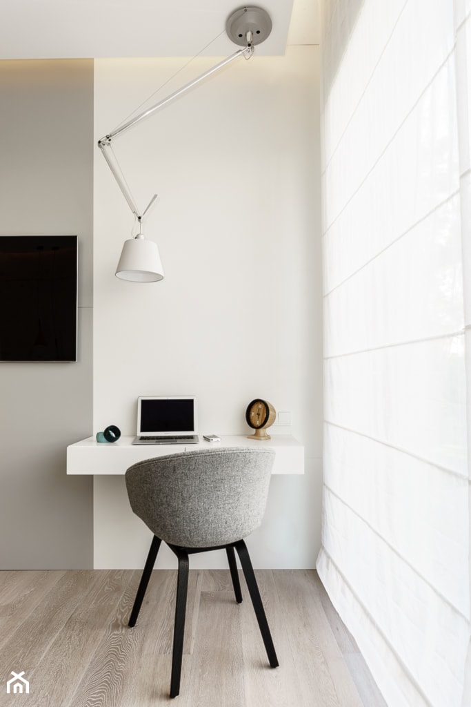 mieszkanie prywatne 4 pokoje - Nowe Orłowo - Gdynia - KONKURS WNĘTRZE MIASTA - Średnia biała z biurkiem sypialnia, styl minimalistyczny - zdjęcie od Anna Maria Sokołowska Architektura Wnętrz (dawniej Pracownia Projektowa Dragon Art )
