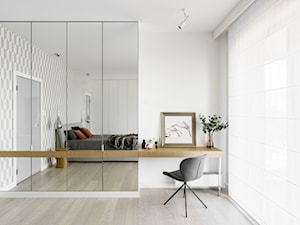 Nowe Orłowo 4 - Gdynia - Duża biała szara z biurkiem sypialnia, styl nowoczesny - zdjęcie od Anna Maria Sokołowska Architektura Wnętrz (dawniej Pracownia Projektowa Dragon Art )