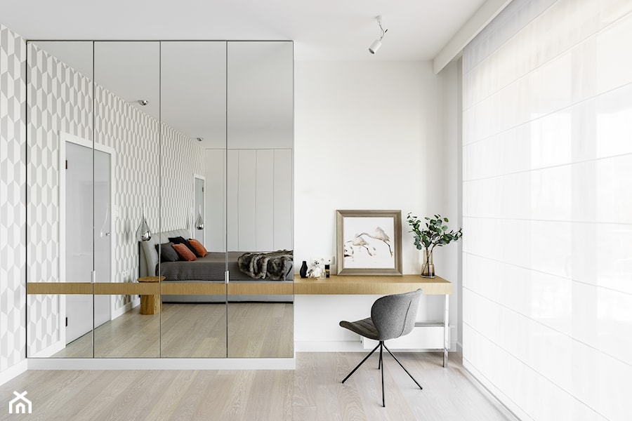 Nowe Orłowo 4 - Gdynia - Duża biała szara z biurkiem sypialnia, styl nowoczesny - zdjęcie od Anna Maria Sokołowska Architektura Wnętrz (dawniej Pracownia Projektowa Dragon Art )