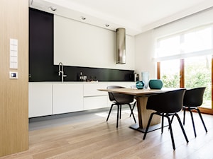 mieszkanie prywatne 4 pokoje - Nowe Orłowo - Gdynia - KONKURS WNĘTRZE MIASTA - Mała biała jadalnia w kuchni, styl minimalistyczny - zdjęcie od Anna Maria Sokołowska Architektura Wnętrz (dawniej Pracownia Projektowa Dragon Art )