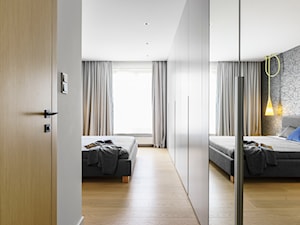 Nowe Orłowo 3 - Gdynia - Duża biała szara sypialnia, styl nowoczesny - zdjęcie od Anna Maria Sokołowska Architektura Wnętrz (dawniej Pracownia Projektowa Dragon Art )
