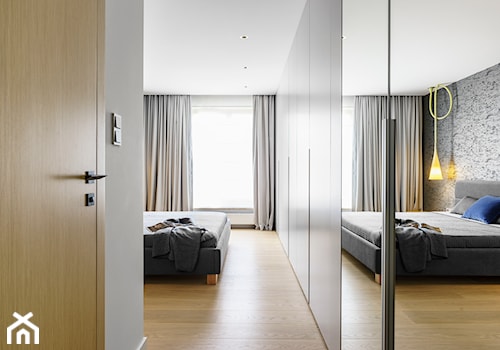 Nowe Orłowo 3 - Gdynia - Duża biała szara sypialnia, styl nowoczesny - zdjęcie od Anna Maria Sokołowska Architektura Wnętrz (dawniej Pracownia Projektowa Dragon Art )