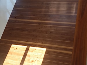 Podłoga z orzecha amerykańskiego - zdjęcie od Jarosz-schody
