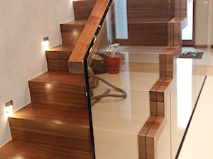 SCHODY DYWANOWE Z ORZECHA AMERYKANŚKIEGO - Schody jednobiegowe drewniane, styl nowoczesny - zdjęcie od Jarosz-schody