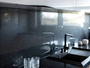 biała kuchnia z czarnymi dodatkami - zdjęcie od Maciejewski Studio