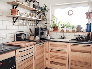 nowy dom - Mała otwarta z salonem biała z zabudowaną lodówką z nablatowym zlewozmywakiem kuchnia w kształcie litery l z oknem, styl rustykalny - zdjęcie od homeonthehill.pl