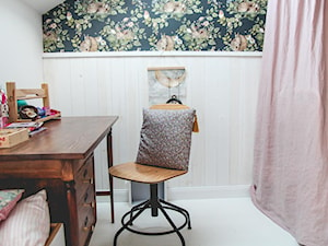 nowy dom - Mały biały pokój dziecka dla dziecka dla nastolatka dla dziewczynki, styl skandynawski - zdjęcie od homeonthehill.pl