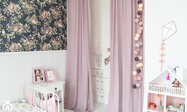 pokój dziewczynki z różowymi zasłonami