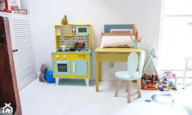 żółte biurko w pokoju dziecka