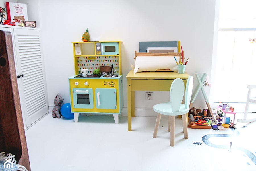 nowy dom - Średni biały pokój dziecka dla dziecka dla chłopca, styl skandynawski - zdjęcie od homeonthehill.pl